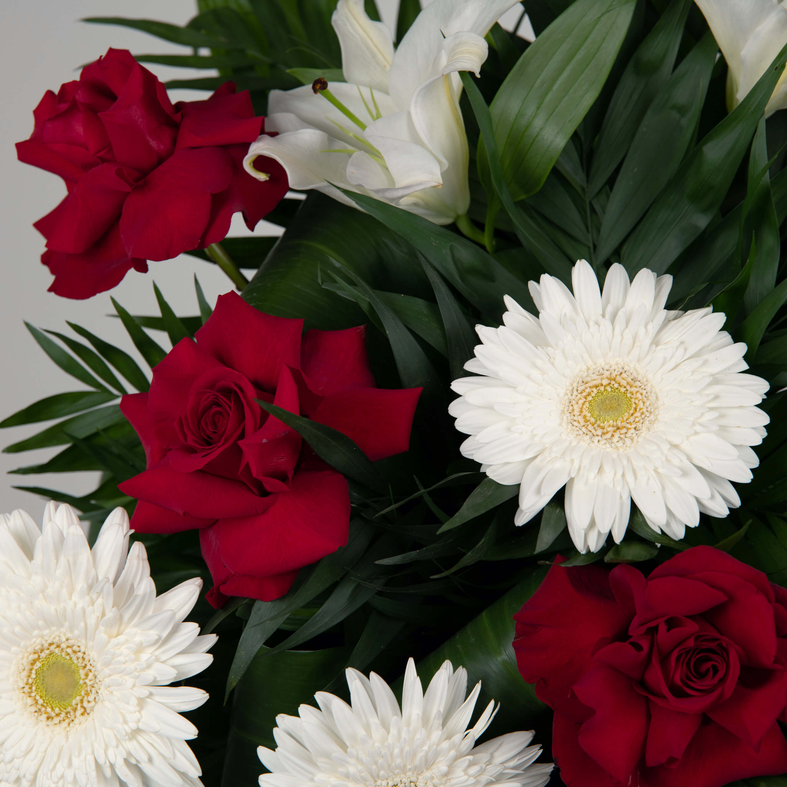Aranjament floral funerar cu trandafiri rosii si crini, 2