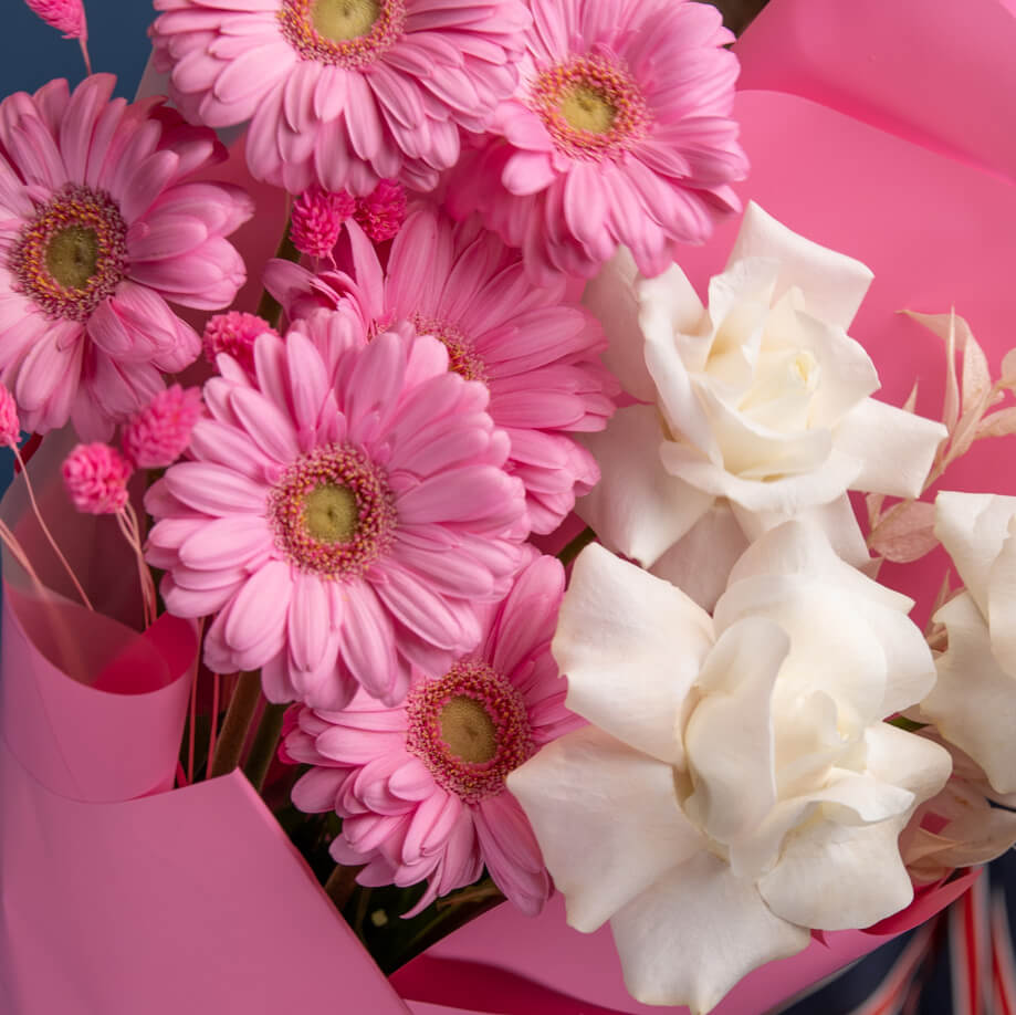 Bouquet with white roses and gerbera