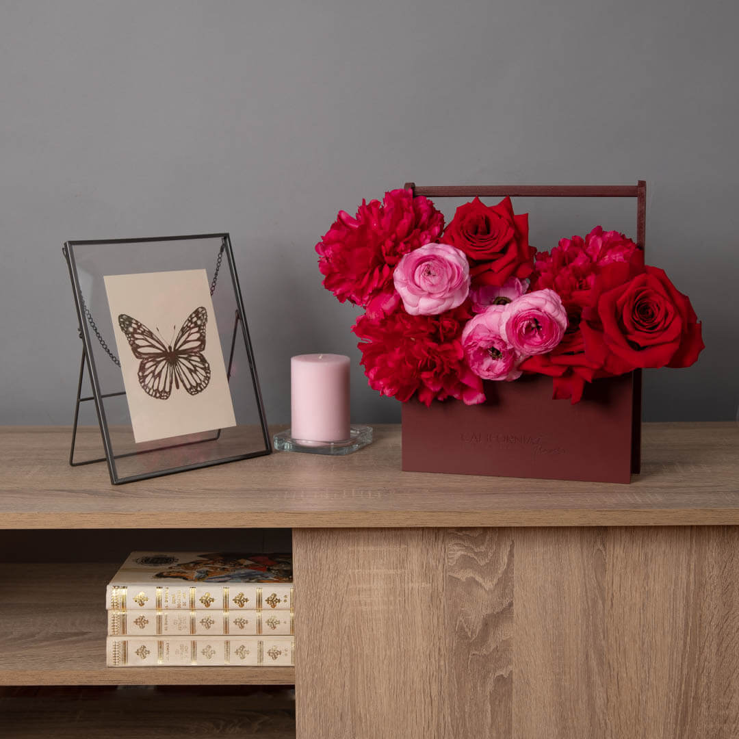 Aranjament floral in cutie cu bujori, trandafiri si ranunculus roz, 3