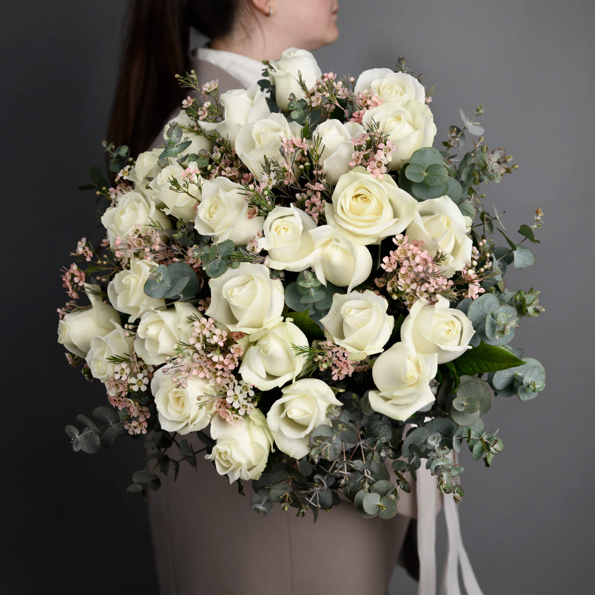Bouquet with white roses and wax