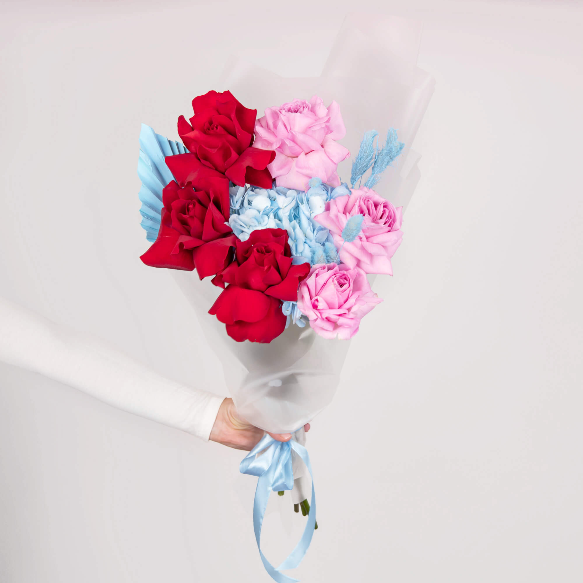Buchet hortensie albastra si trandafiri