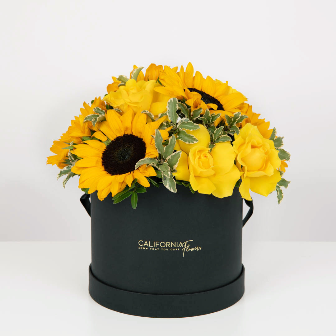 Aranjament in cutie cu floarea soarelui si trandafiri galbeni