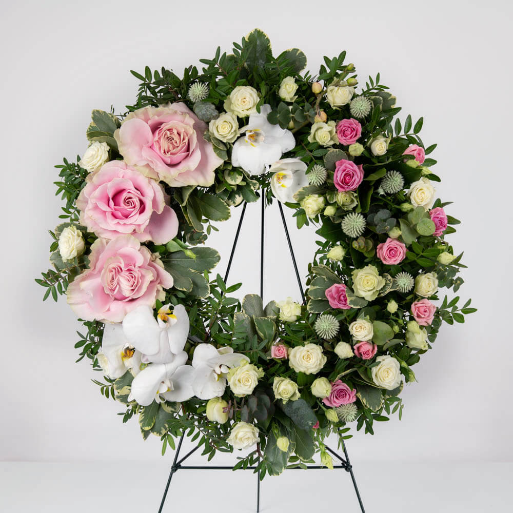 Coroana funerara rotunda cu tros si trandafiri roz