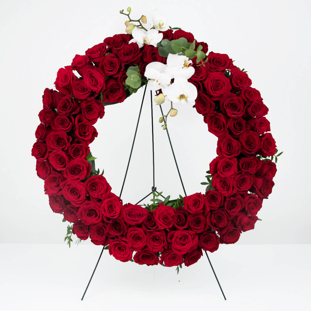 Coroana funerara rotunda cu trandafiri rosii