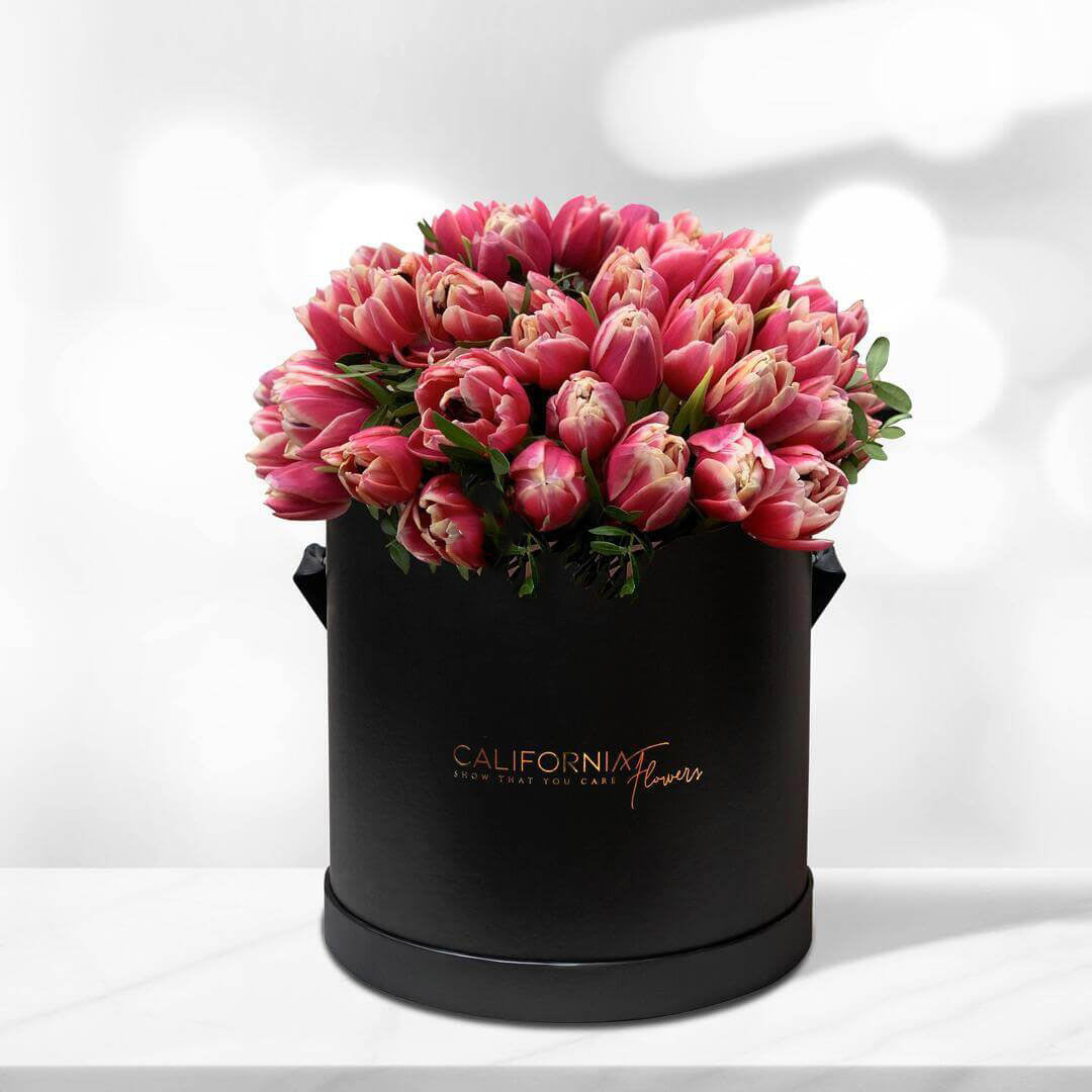 Aranjament floral in cutie cu lalele