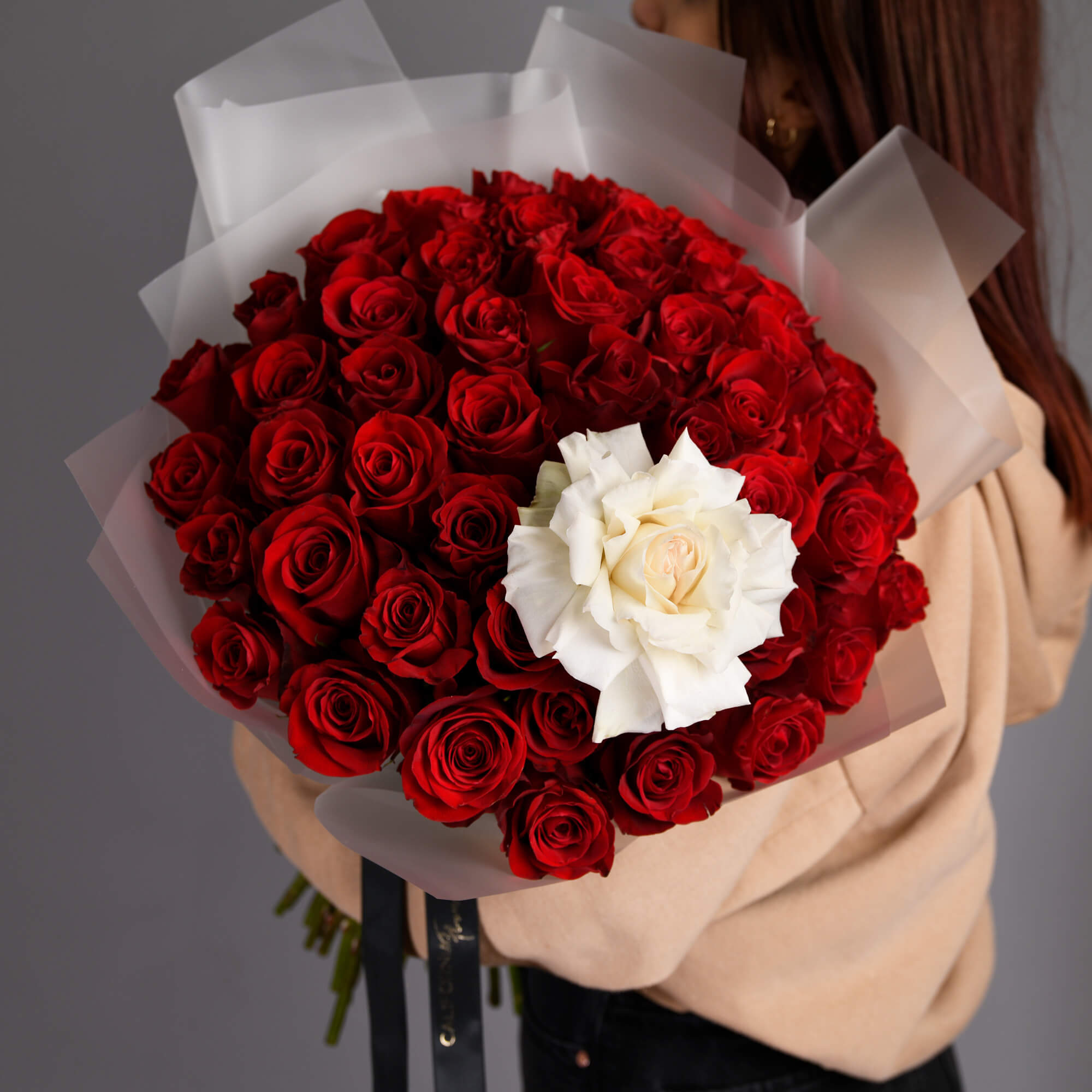 Buchet cu 50 trandafiri rosii si un trandafir alb