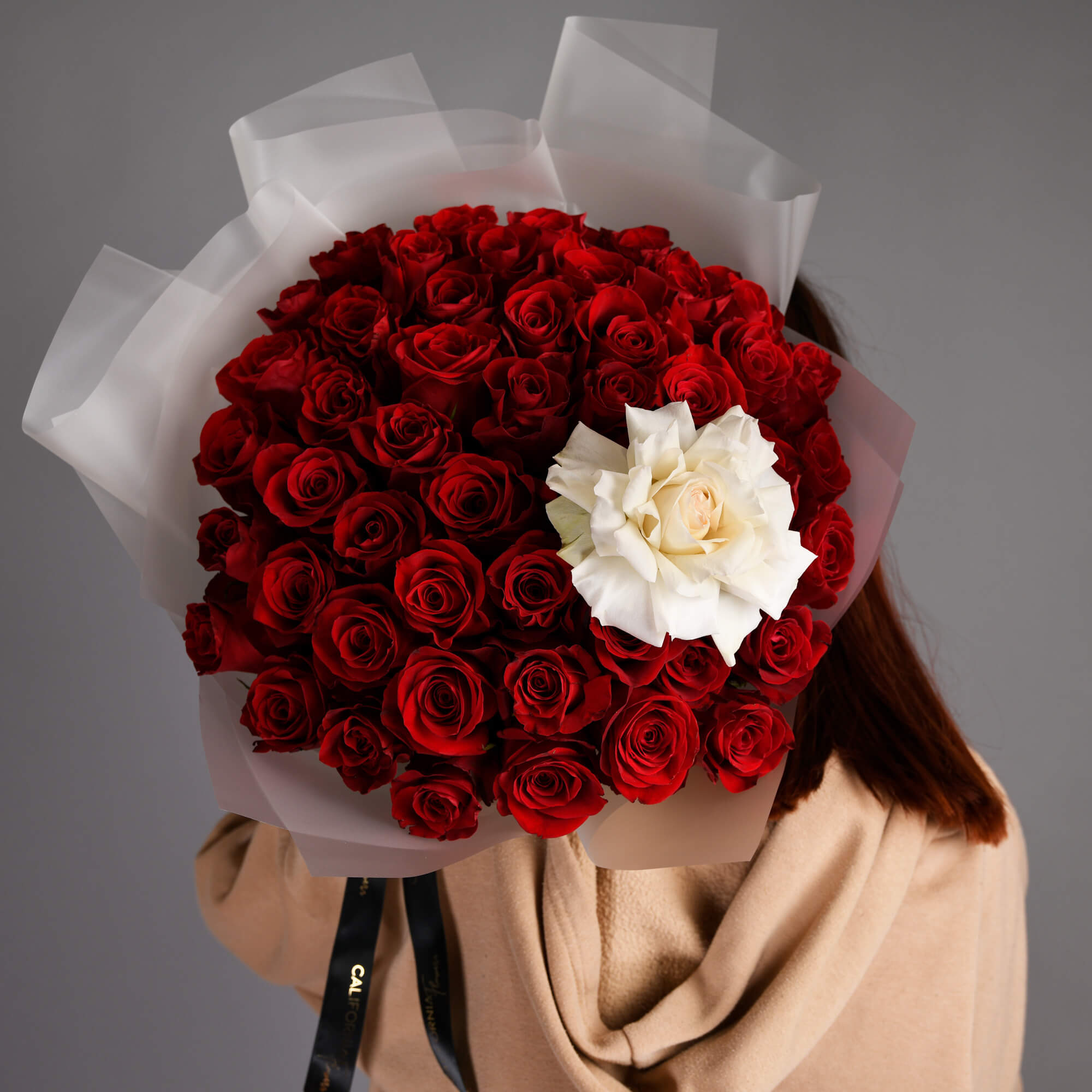 Buchet cu 50 trandafiri rosii si un trandafir alb