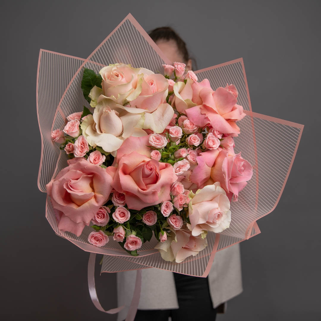 Bouquet with special roses and mini roses