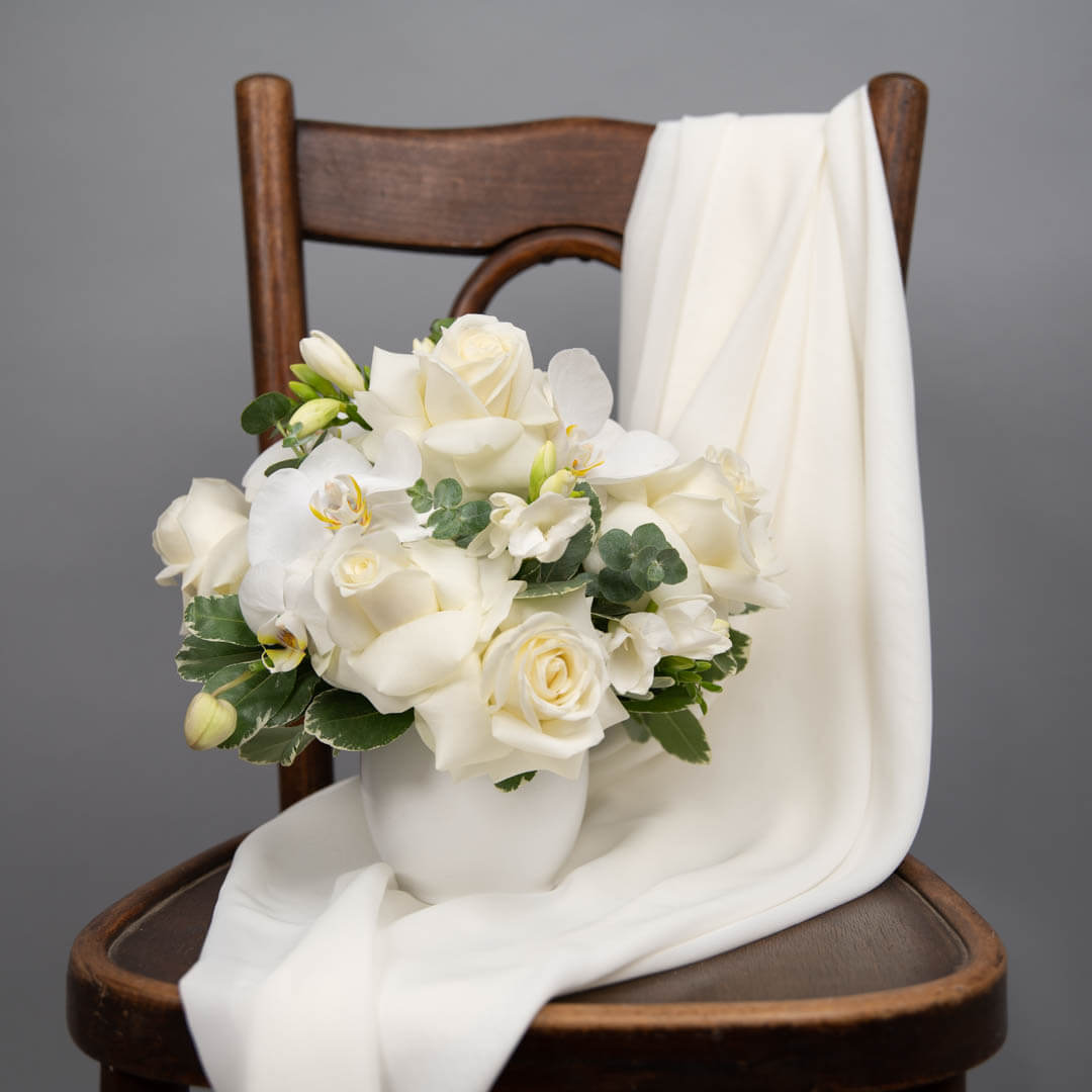 Table arrangement in white dish