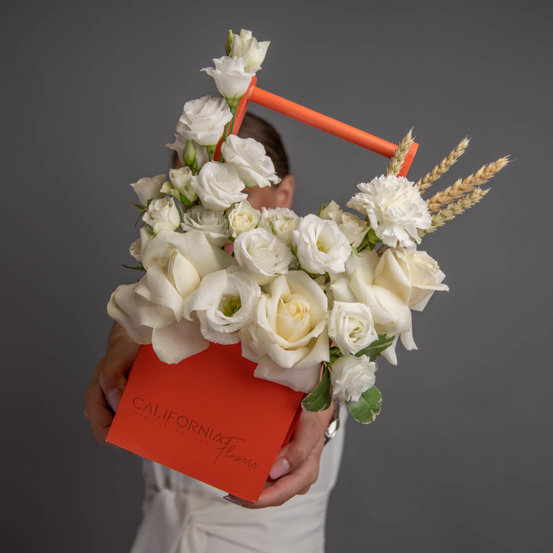 Aranjament alb in cutie cu trandafiri si lisianthus