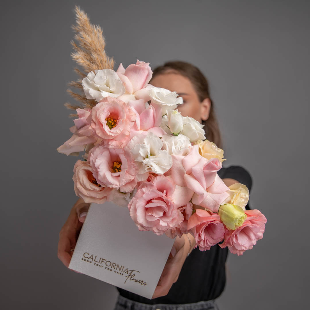 Arrangement in a box with lisianthus and pink roses