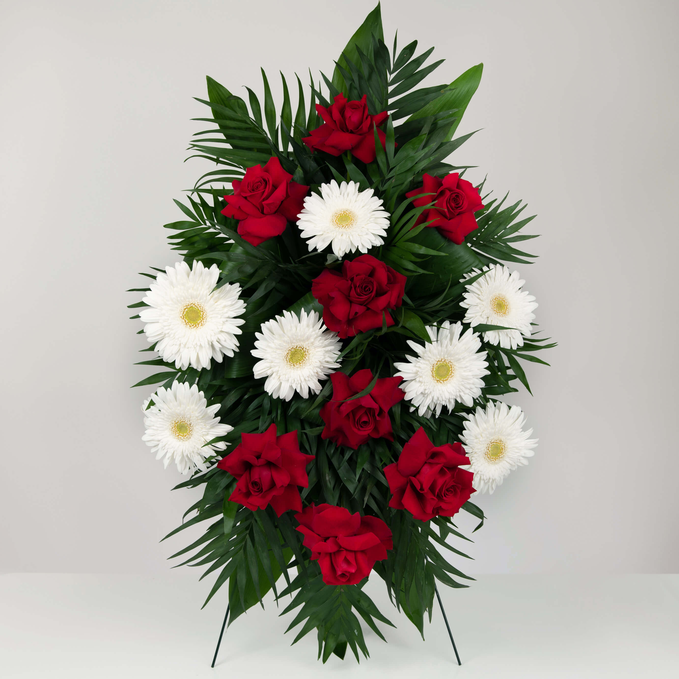 Aranjament floral funerar cu gerbera si trandafiri rosii, 1