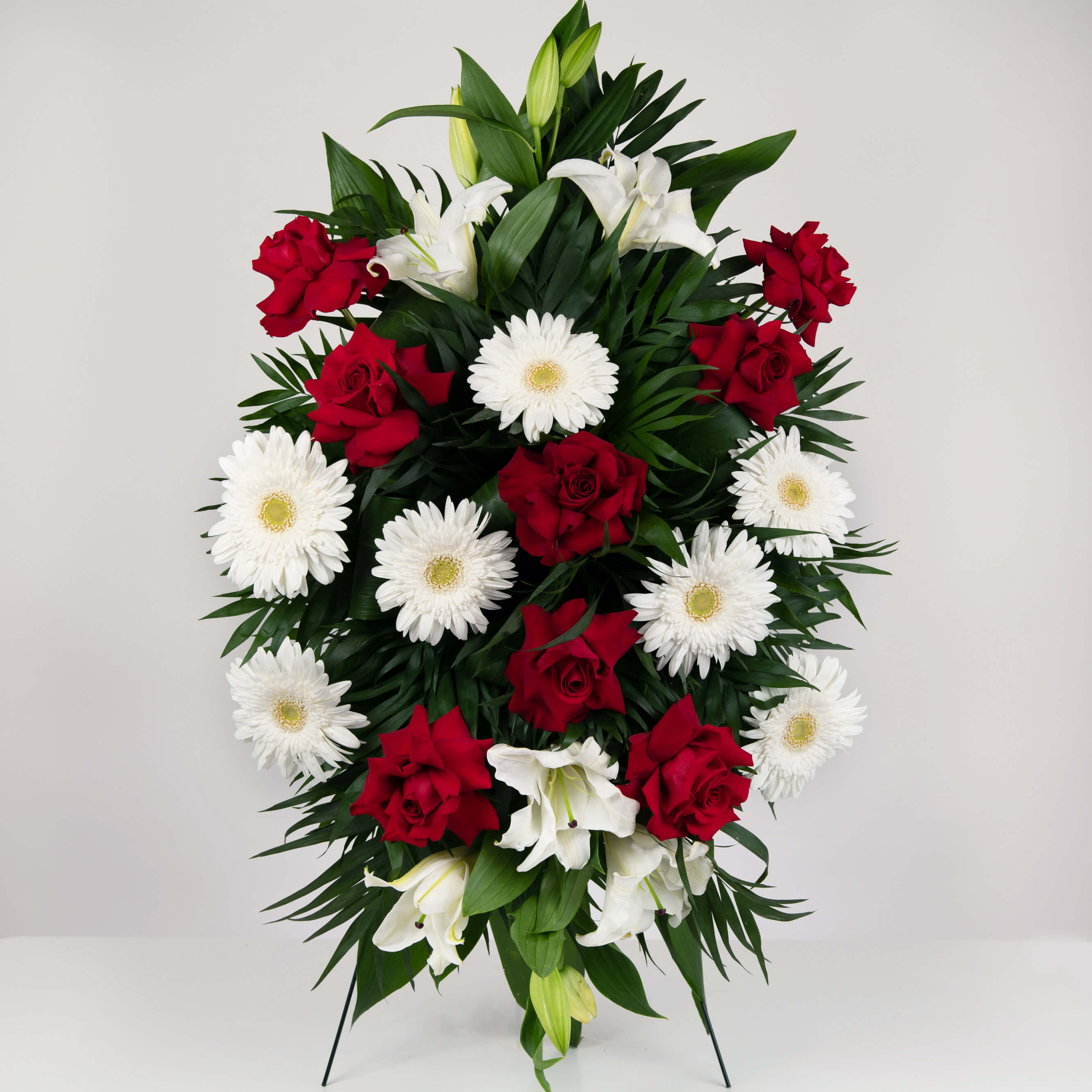 Aranjament floral funerar cu trandafiri rosii si crini, 1