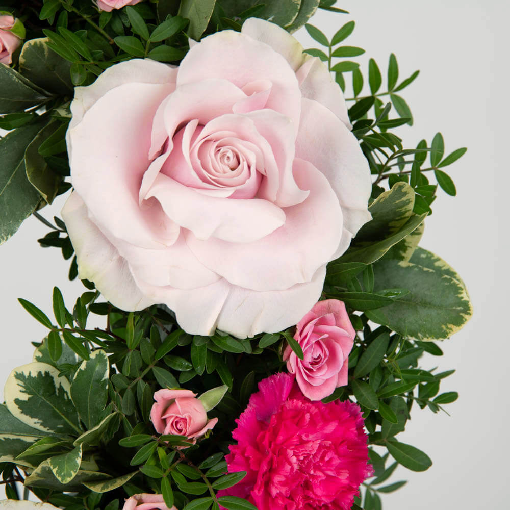 Aranjament floral funerar cu garoafre si trandafiri roz