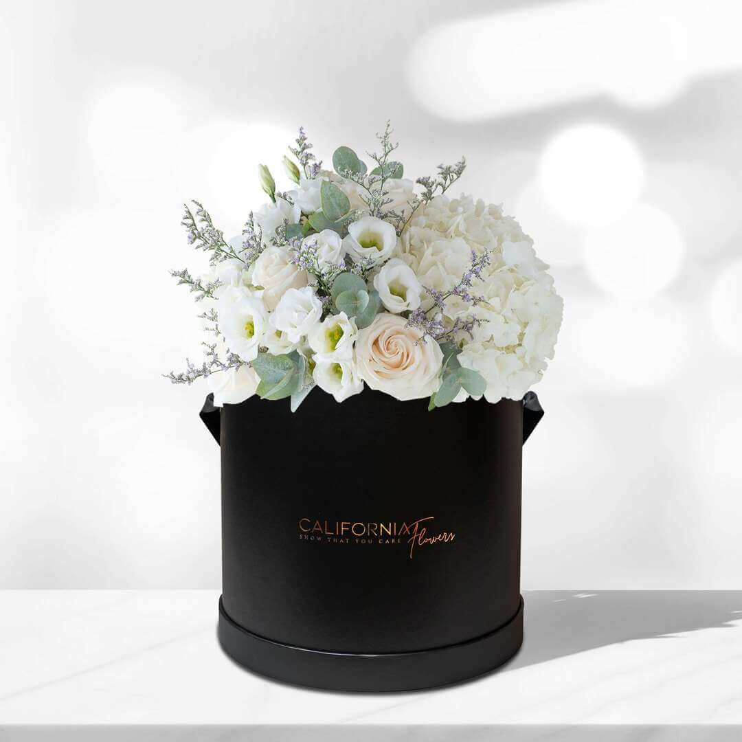 Aranjament floral in cutie cu hortensie alba si trandafiri