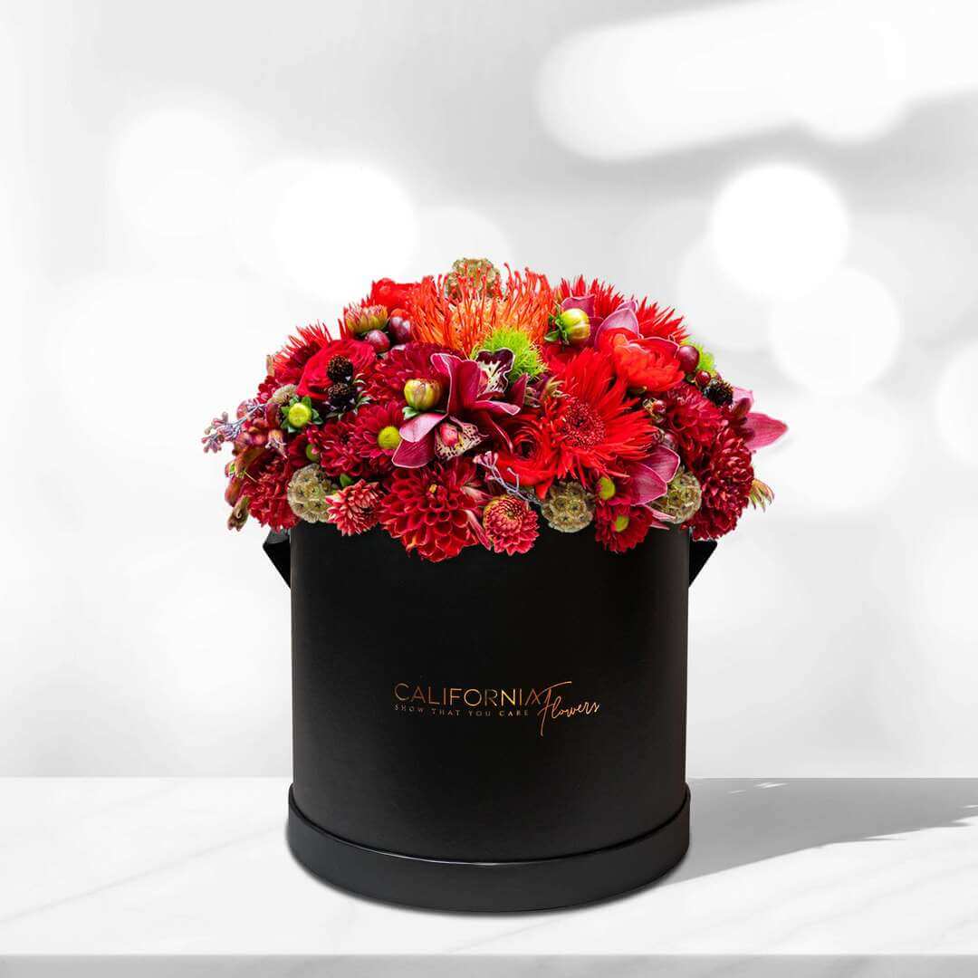 Aranjament floral in cutie cu leuco si hypericum