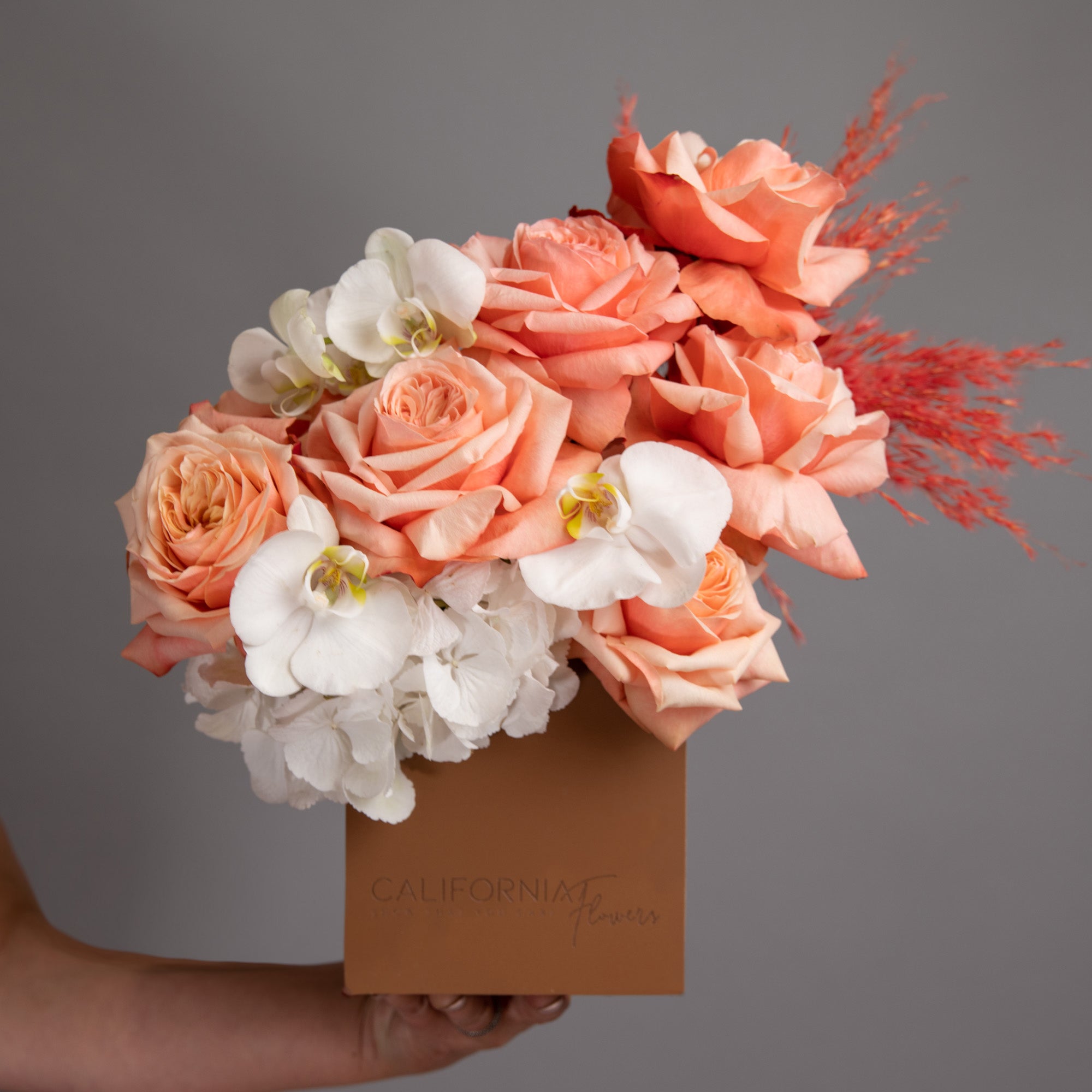 Aranjament in cutie cu trandafiri si phalaenopsis