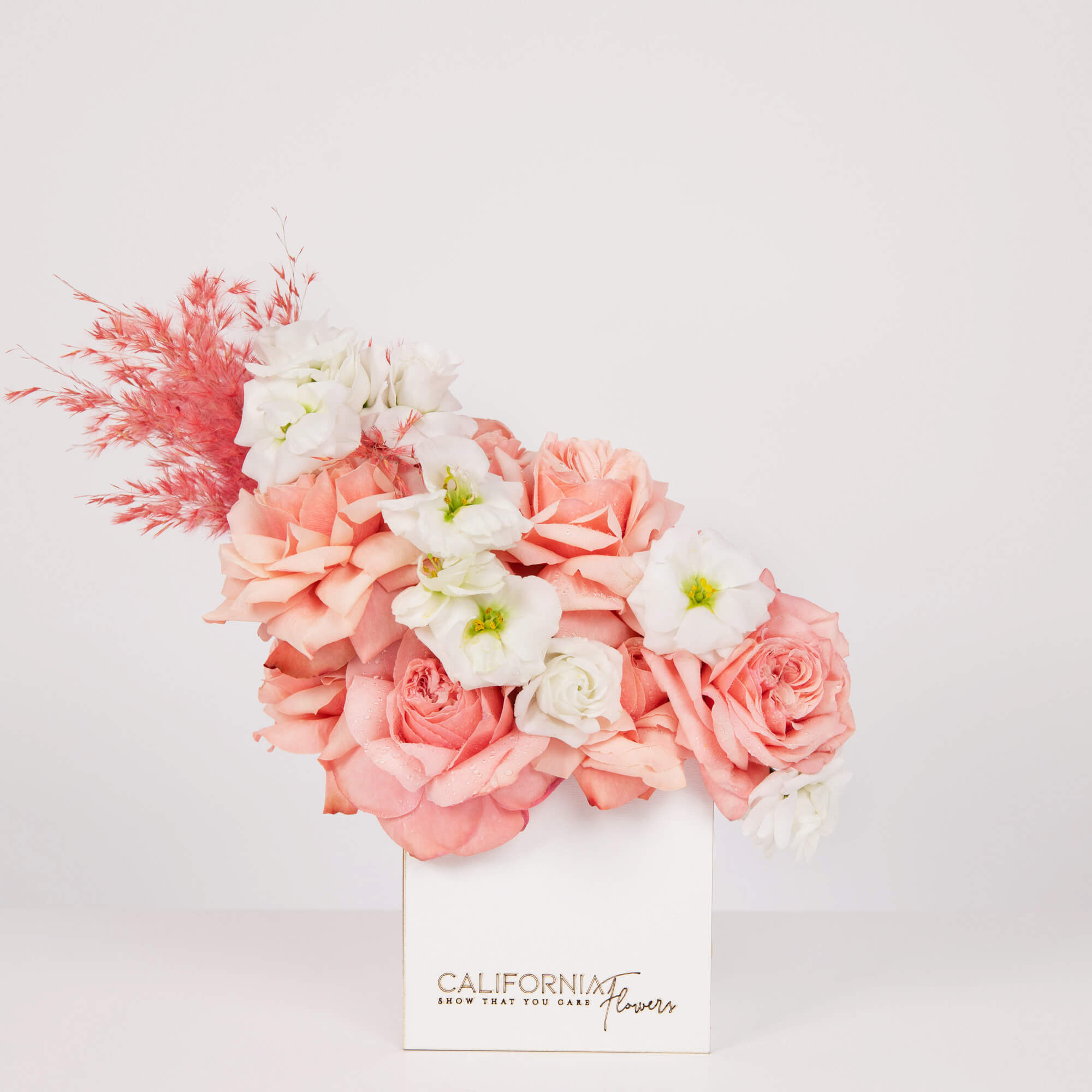 Aranjament floral in cutie cu lisianthus si trandafiri speciali somon, 1