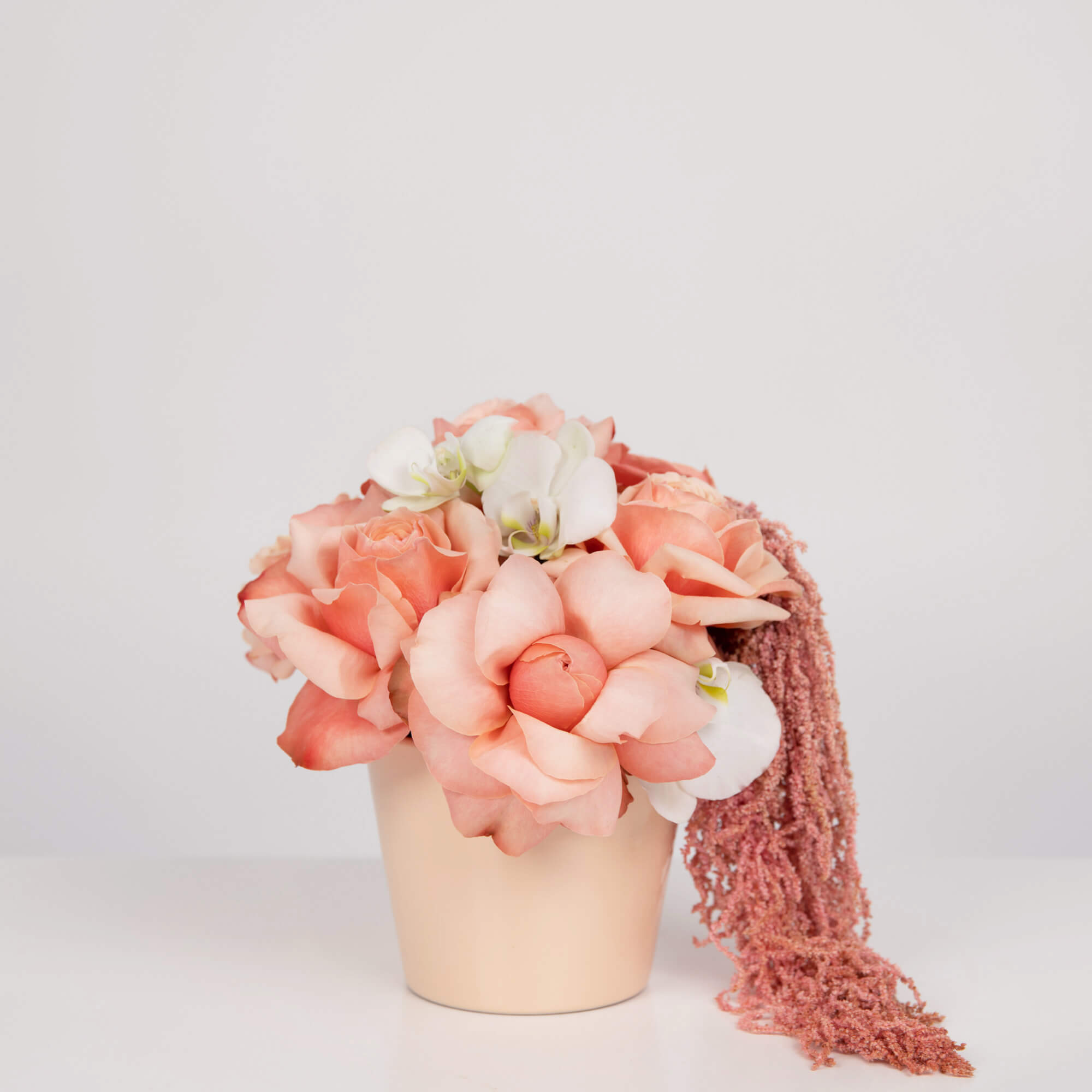 Aranjament floral in vas ceramic cu trandafiri portocalii, 1