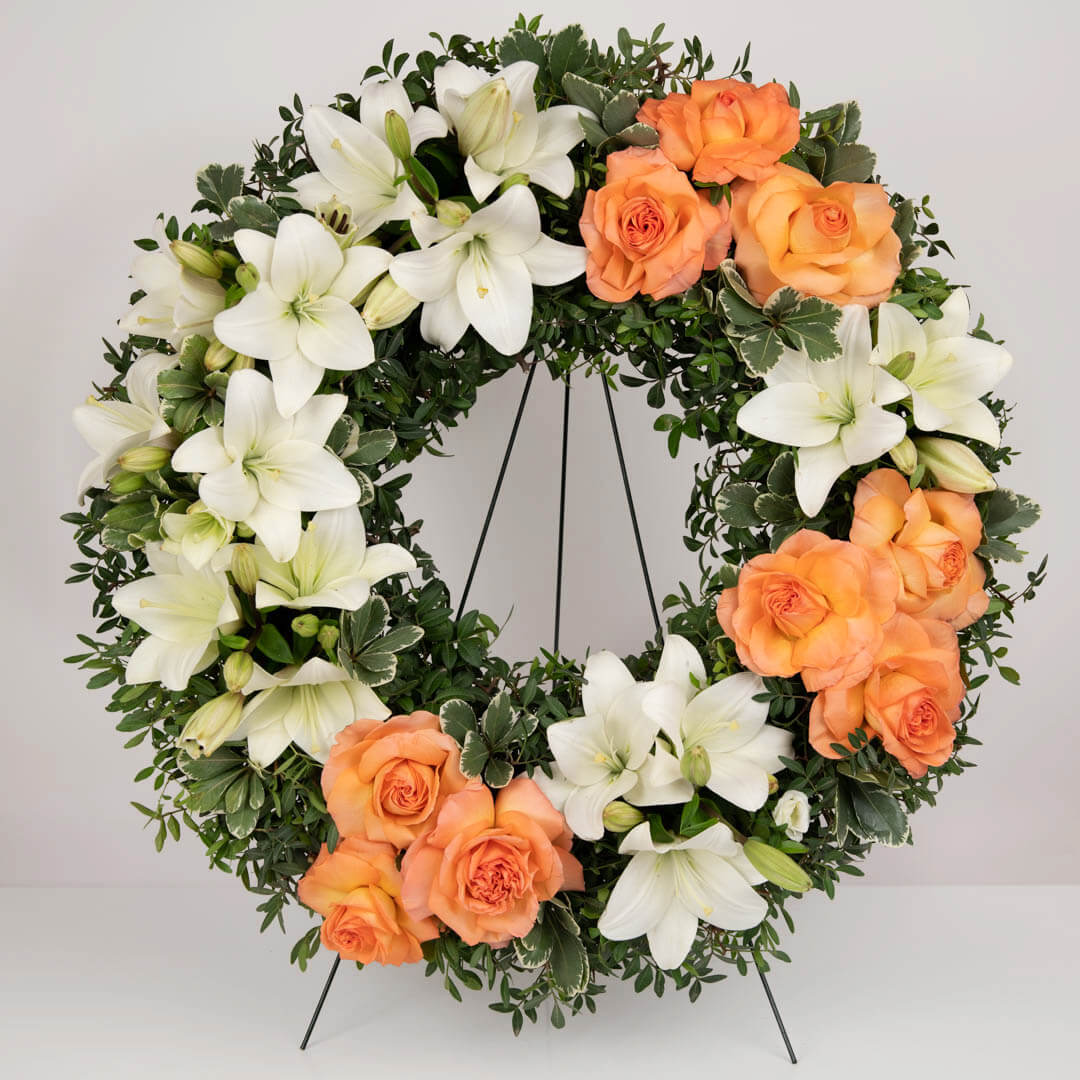 Coroana funerara rotunda cu trandafiri si crini albi