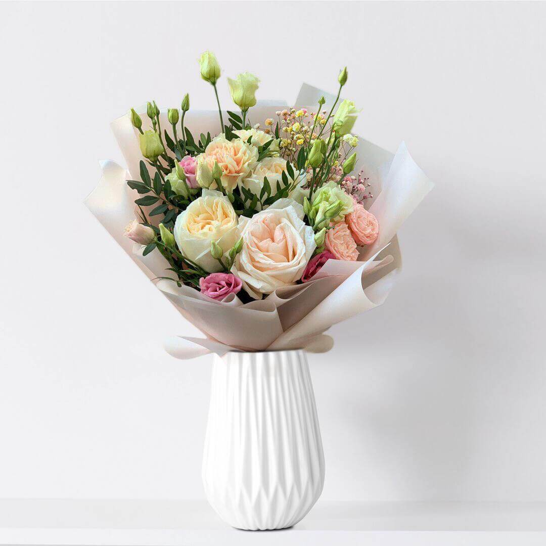 Bouquet with lisianthus and roses