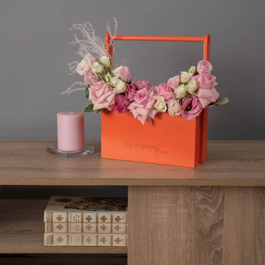 Box with lisianthus and pink roses