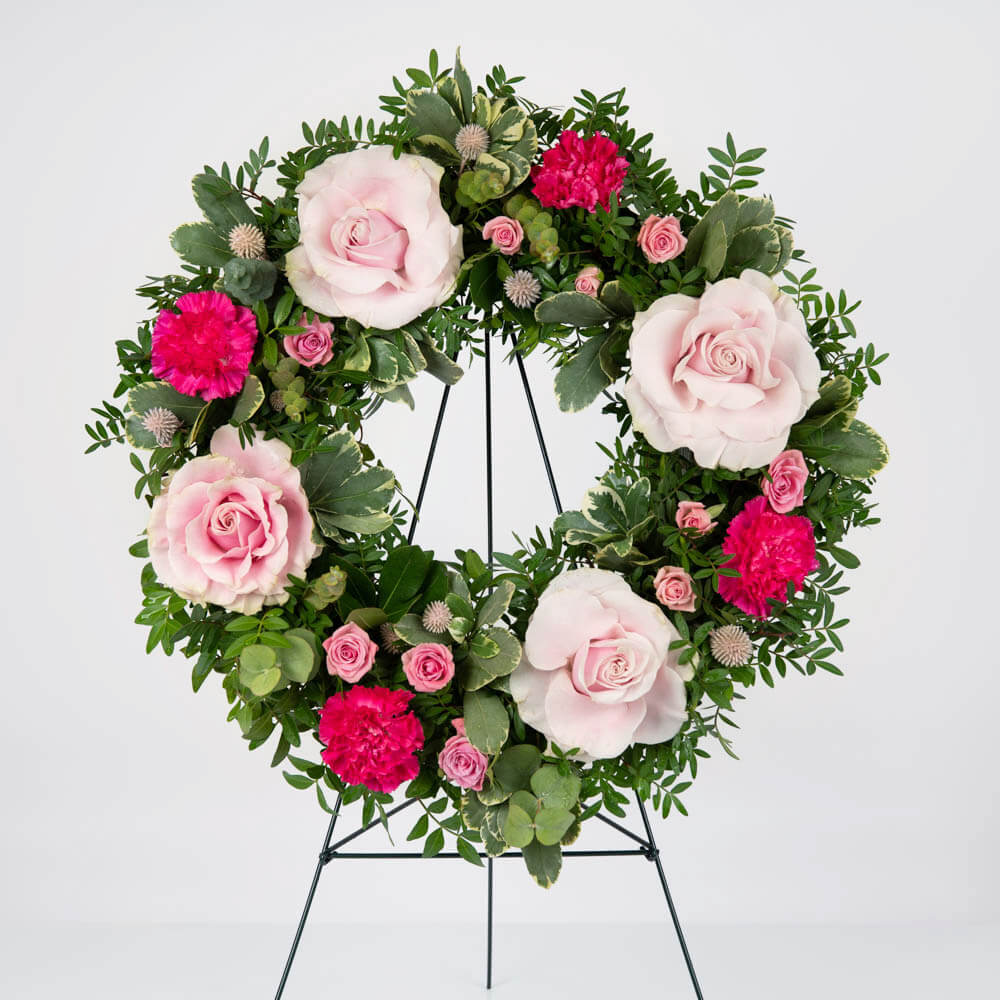 Aranjament floral funerar cu garoafre si trandafiri roz