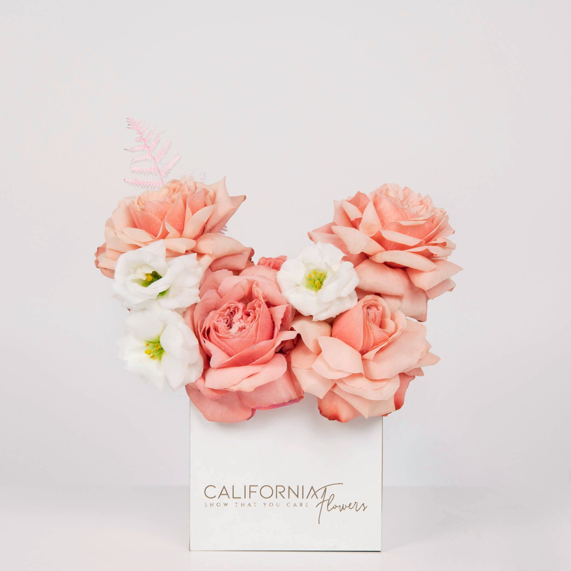 Aranjament floral in cutie cu trandafiri si lisianthus alb, 1