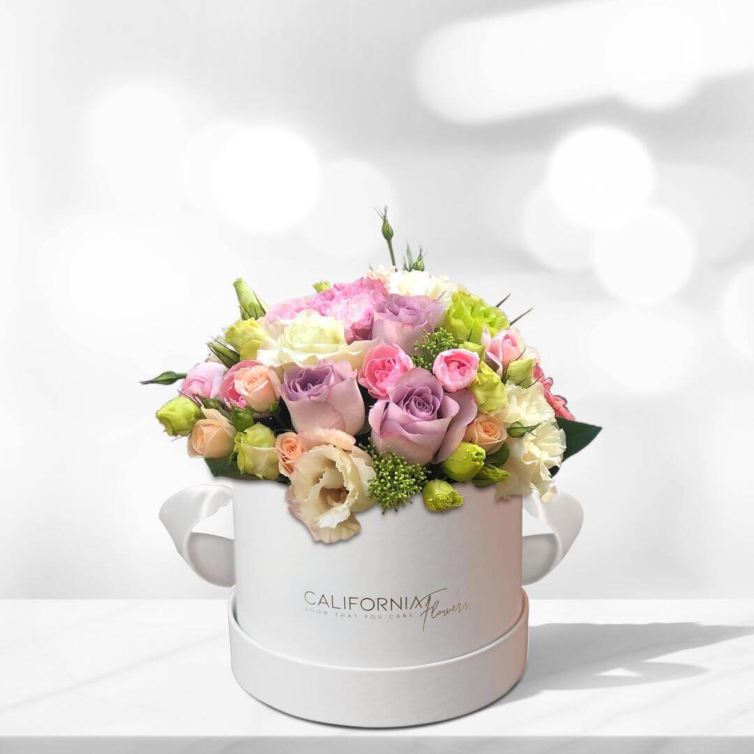 Aranjament floral in cutie cu trandafiri si lisianthus