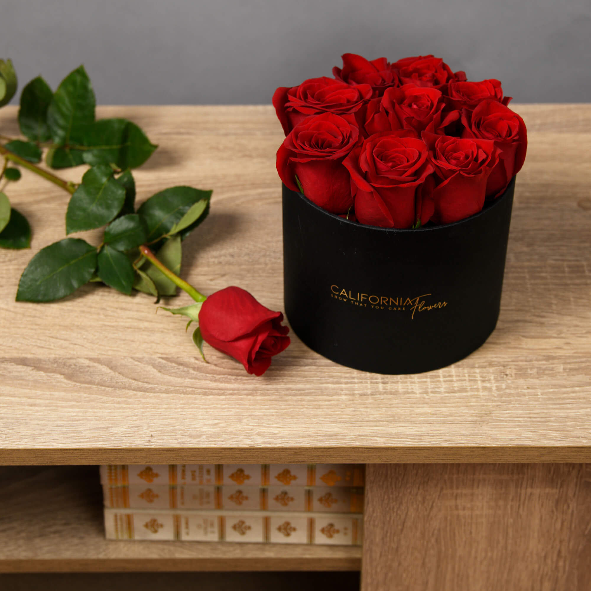 Cutie neagra cu 9 trandafiri rosii